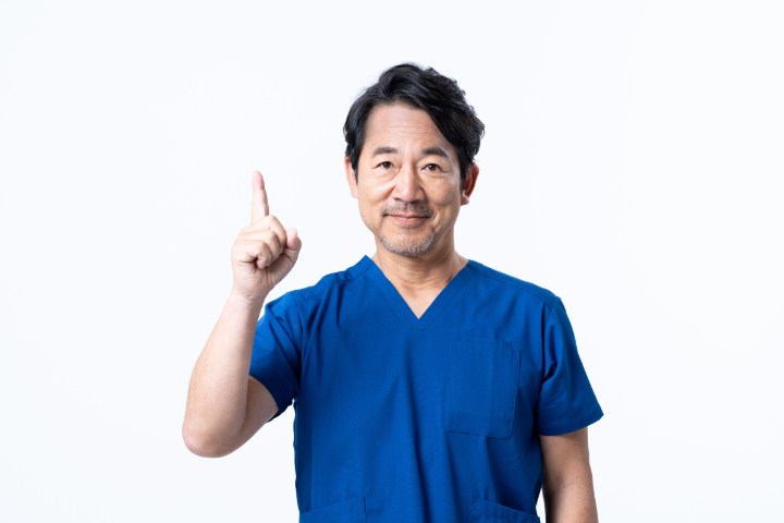 セラミックの歯が欠ける主な原因を紹介する歯科医師の男性