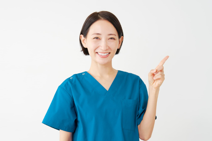 スケーリング後の注意点を示す歯科衛生士