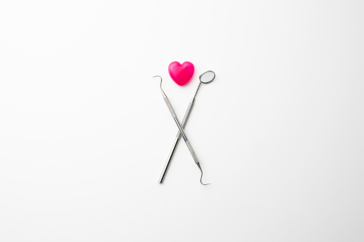 手用スケーラーとデンタルミラー