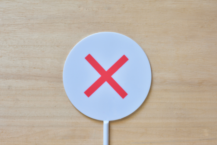 セラミックの歯が欠けたときにしてはいけないことのイメージ