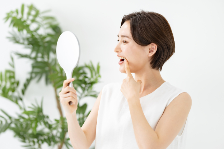 ホワイトニングの効果を実感する女性