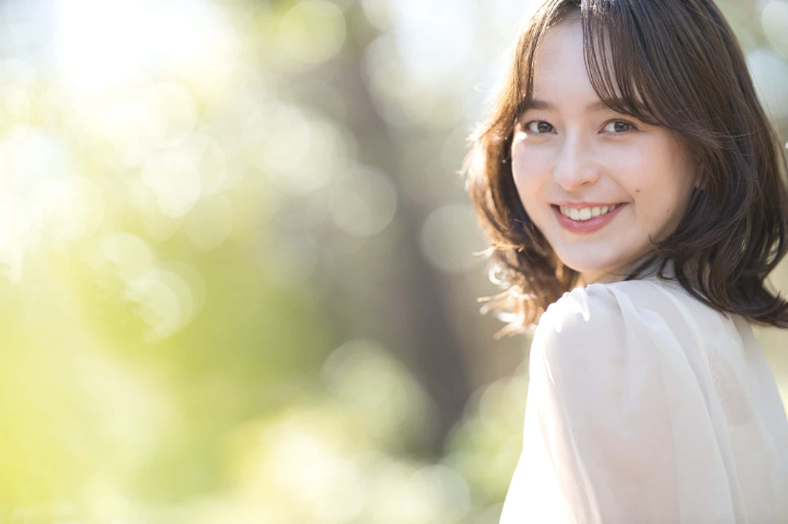 インビザライン治療で美しい歯ならびになった女性