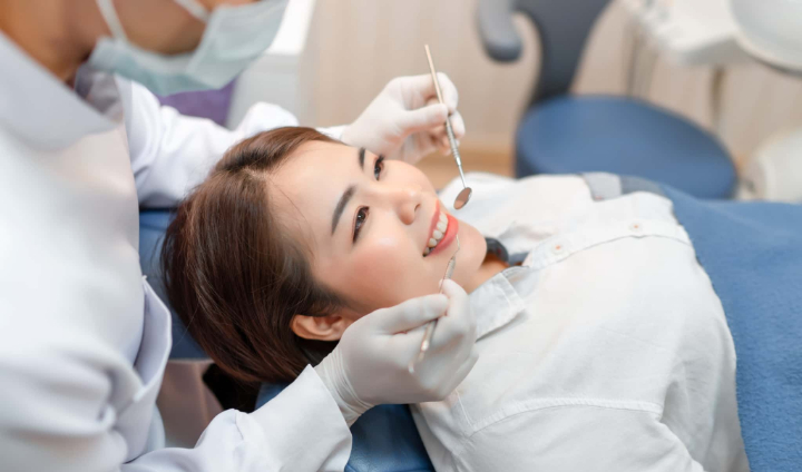 歯周病治療で歯科医院でスケーリングをする女性