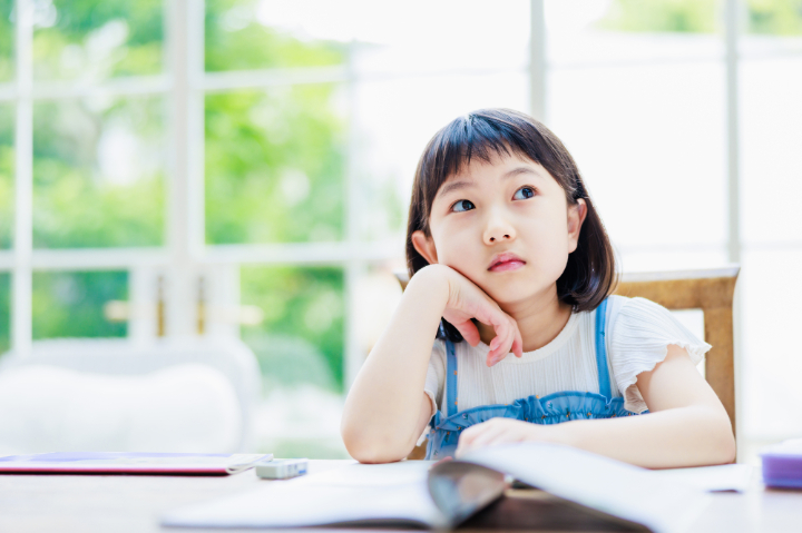 頬杖をつく子ども