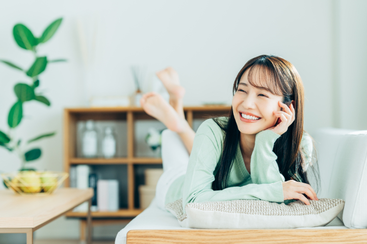 綺麗な前歯を見せて笑う女性