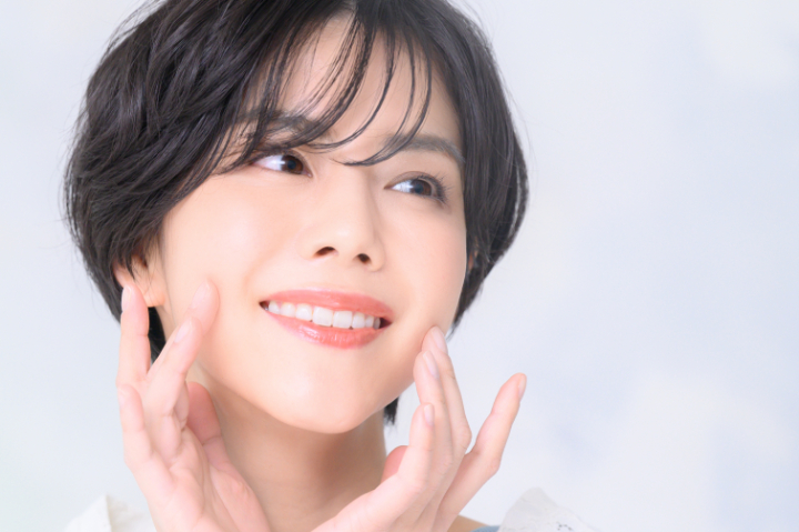 歯周病が完治し笑顔で過ごす女性