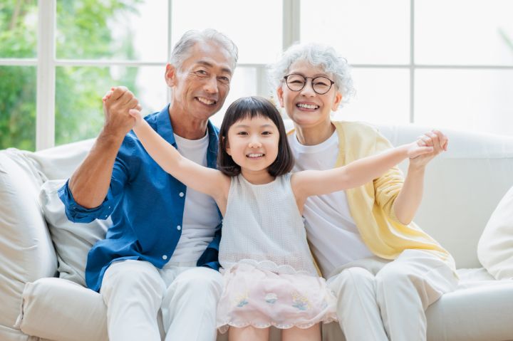 受け口矯正で受け口を治療し家族と笑顔で過ごす子ども