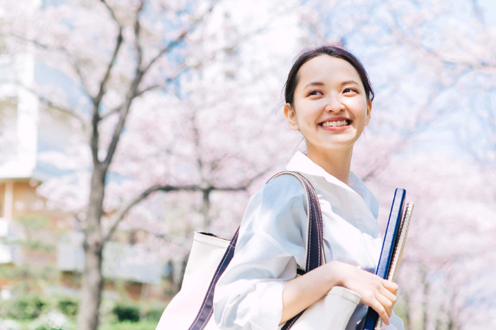 矯正した美しい歯並びで笑う女性
