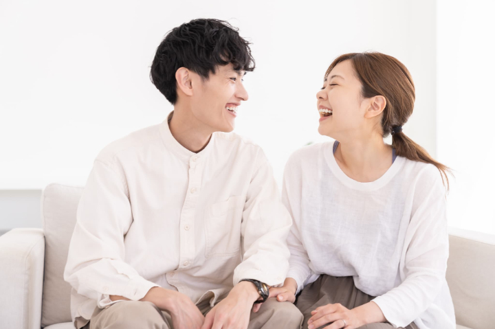 笑顔で向き合う男女