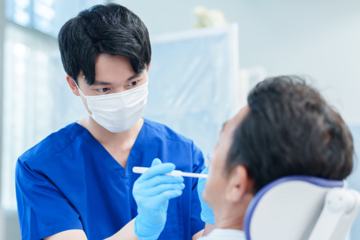 前歯の虫歯をチェックする歯科医師