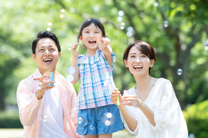 シャボン玉遊びをする親子