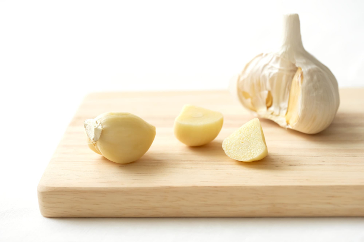 まな板の上に置かれたニンニク