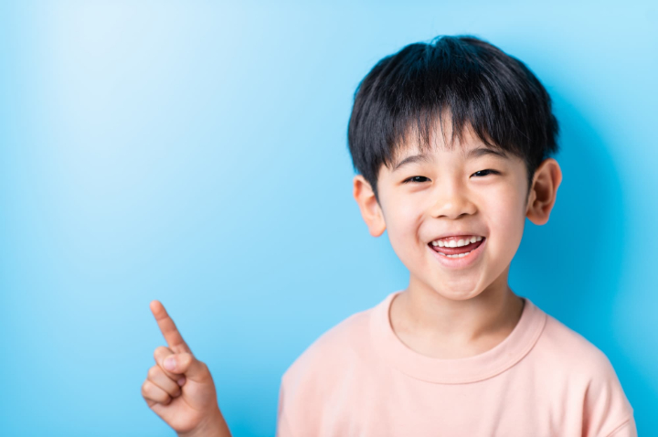 プレオルソを使う際に気をつけることを指さし確認する子ども