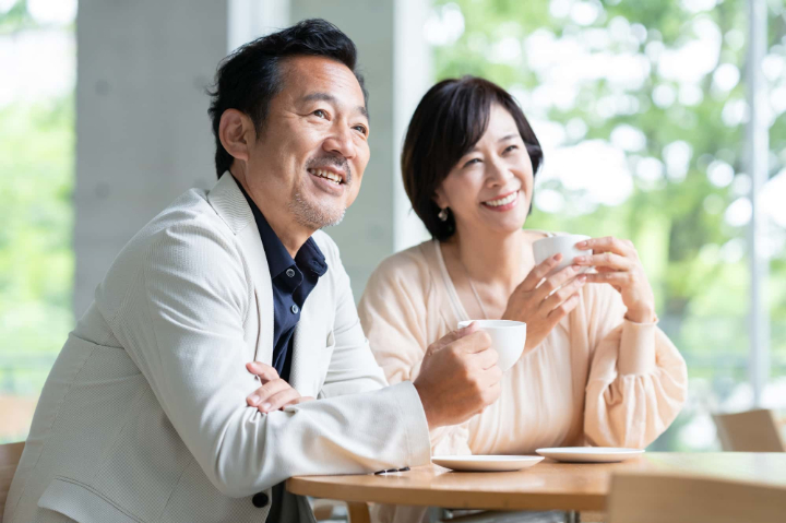 男女がコーヒーを楽しんでいるイメージ