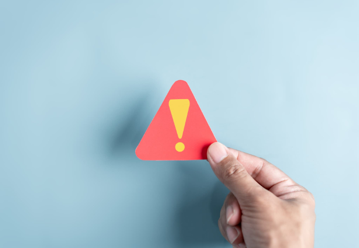 出っ歯のままだとどんなリスクがあるかのイメージ