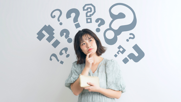 歯並びを治す場合にかかる費用はどれくらいか考える女性