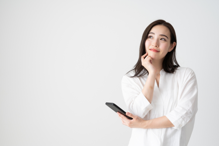 審美歯科治療に保険は適用されるのか考える女性