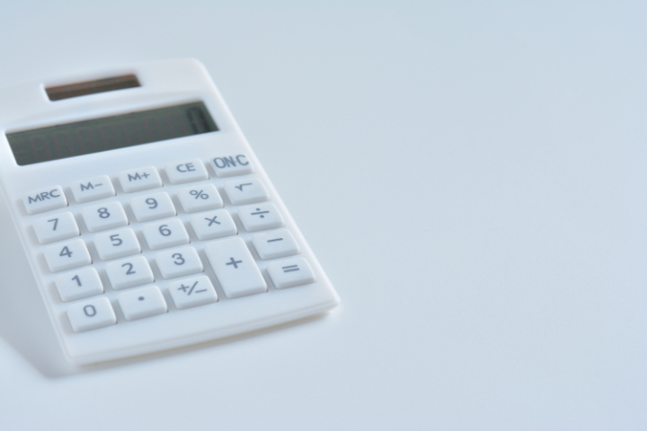 審美歯科の費用を計算するイメージ