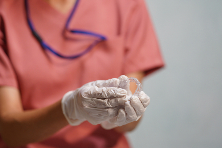 マウスピースを調整する様子