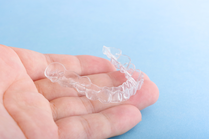 マウスピースを乗せた手