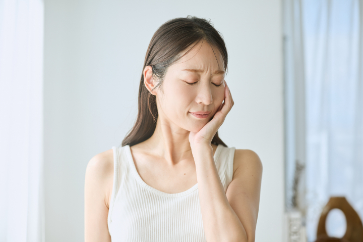 マウスピース矯正中に痛みを感じる女性