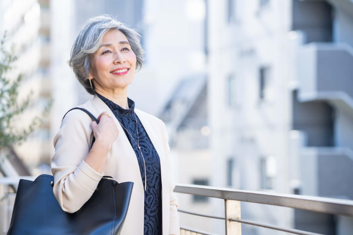 歯周病を治療して元気に仕事に行く女性