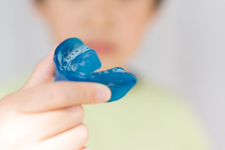 プレオルソを手に持つ子ども